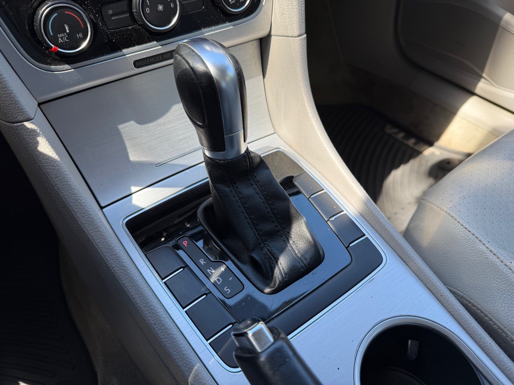 2013 Volkswagen Passat Image 23