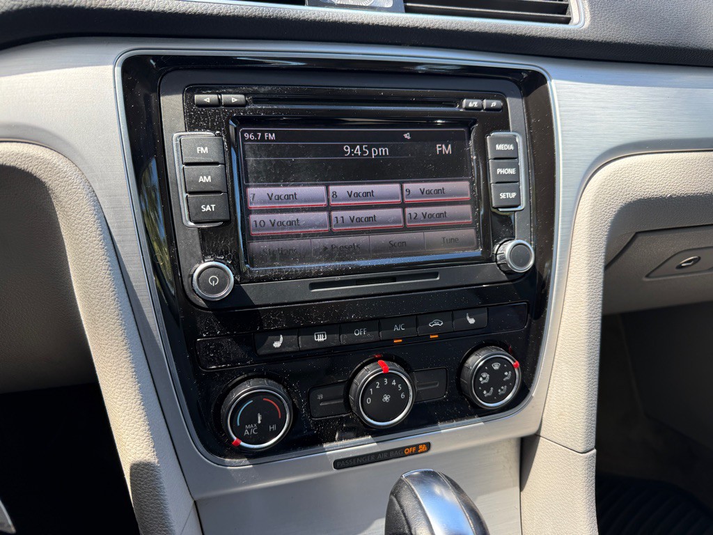 2013 Volkswagen Passat Image 24