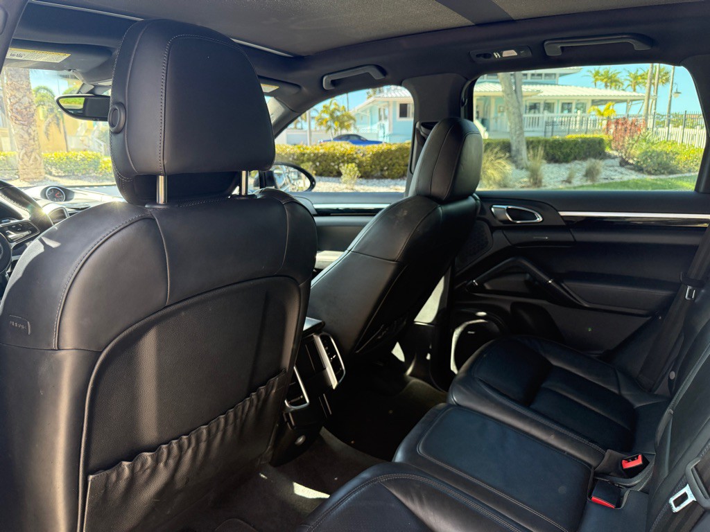 2016 Porsche Cayenne Image 12
