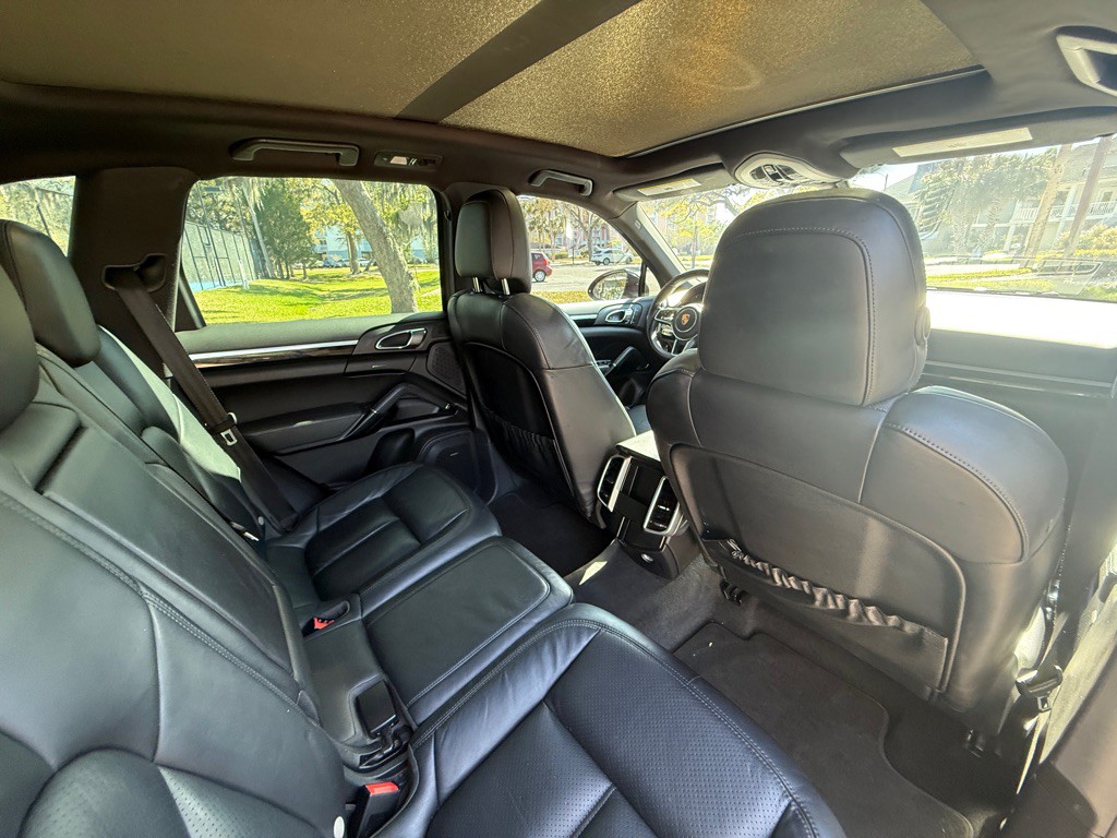 2016 Porsche Cayenne Image 16