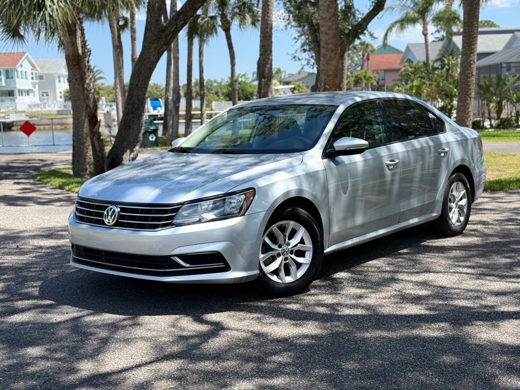 2018 Volkswagen Passat Image 1