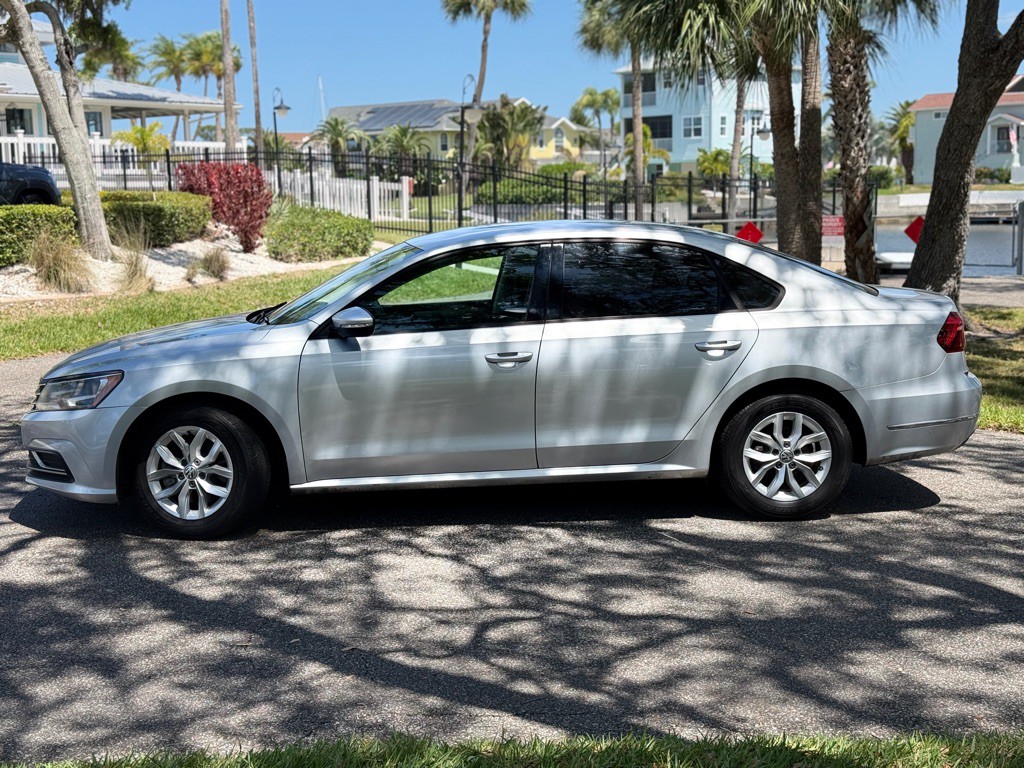 2018 Volkswagen Passat Image 2
