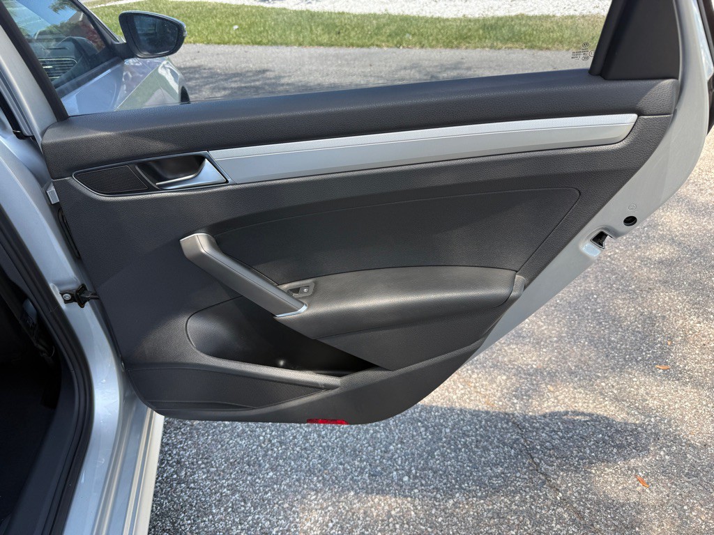 2018 Volkswagen Passat Image 18