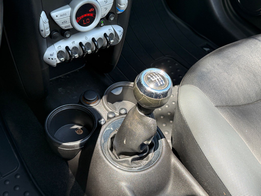 2010 MINI Cooper Image 10