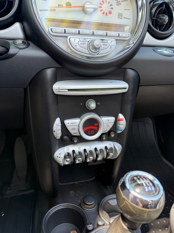 2010 MINI Cooper Image 21