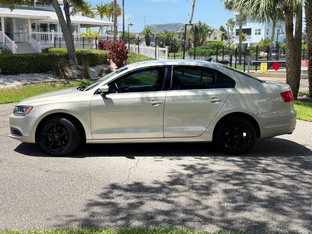 2013 Volkswagen Jetta Image 2
