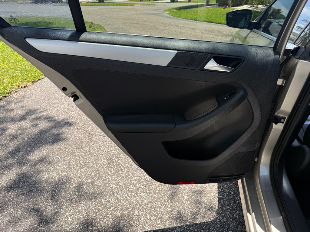 2013 Volkswagen Jetta Image 12