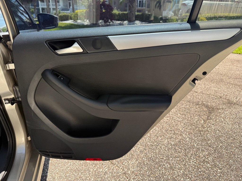 2013 Volkswagen Jetta Image 16