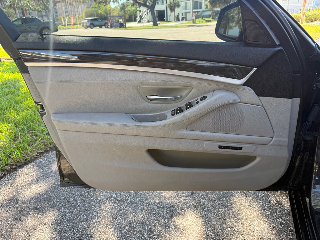 2011 BMW 5 Series Image 12