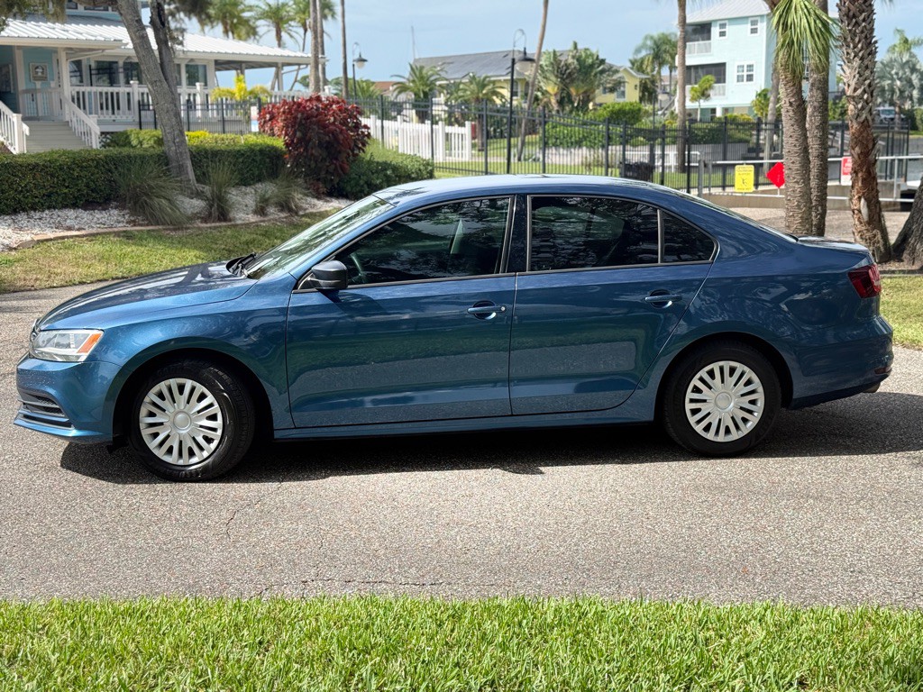 2016 Volkswagen Jetta Image 2