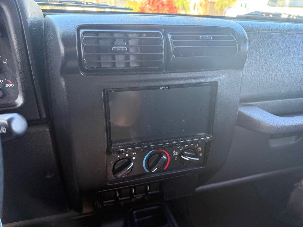 2004 Jeep Wrangler Image 23