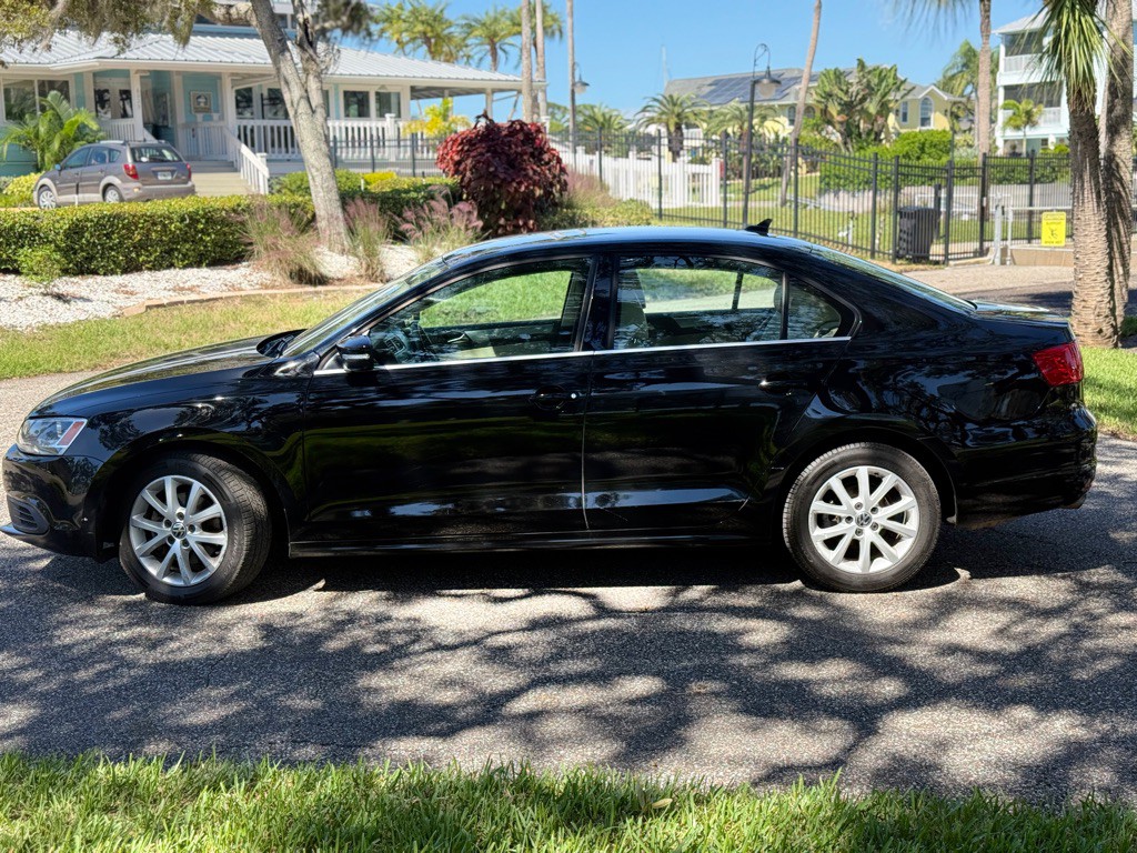 2013 Volkswagen Jetta Image 2