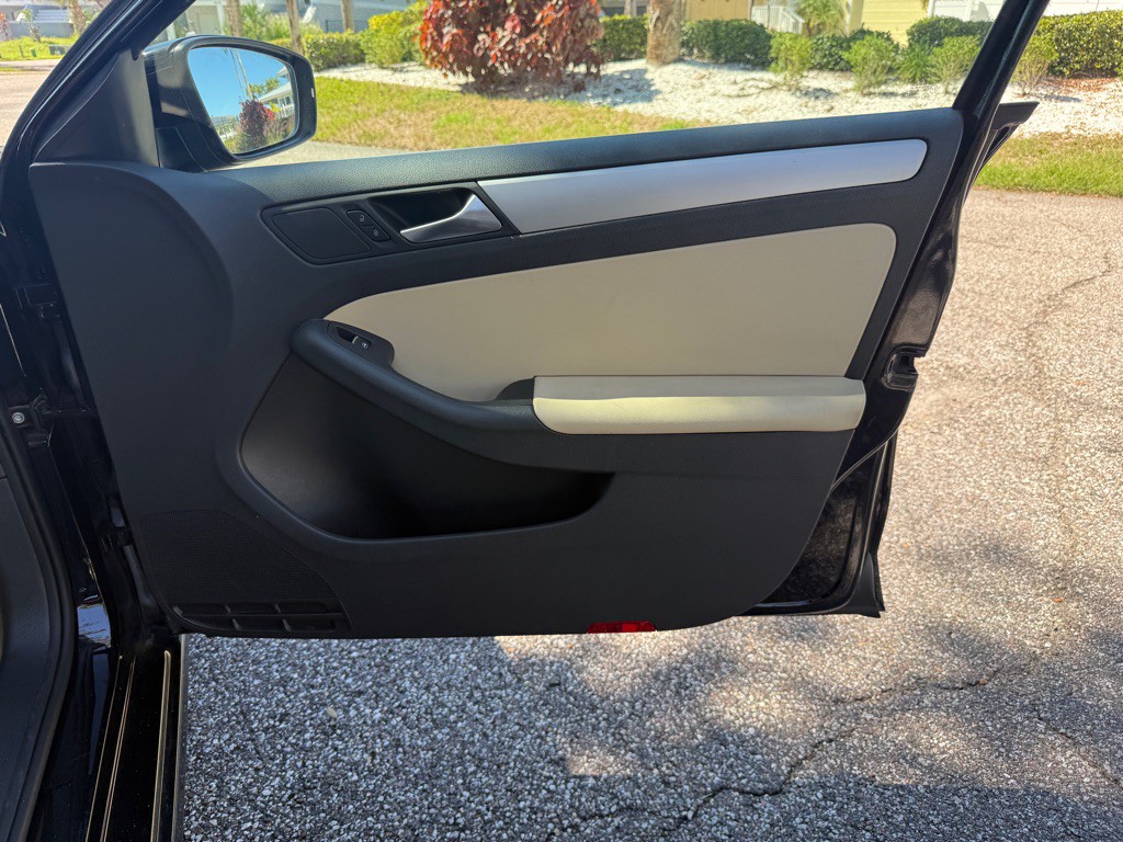 2013 Volkswagen Jetta Image 21