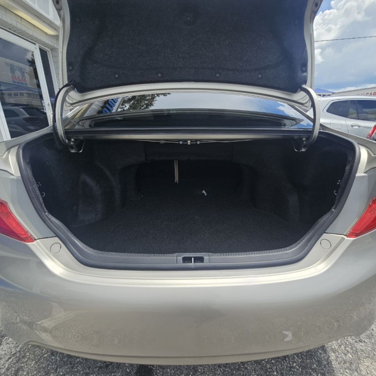 2014 Toyota Camry Image 17