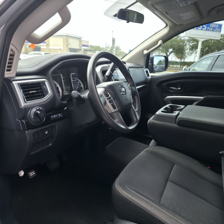2017 Nissan Titan Image 12