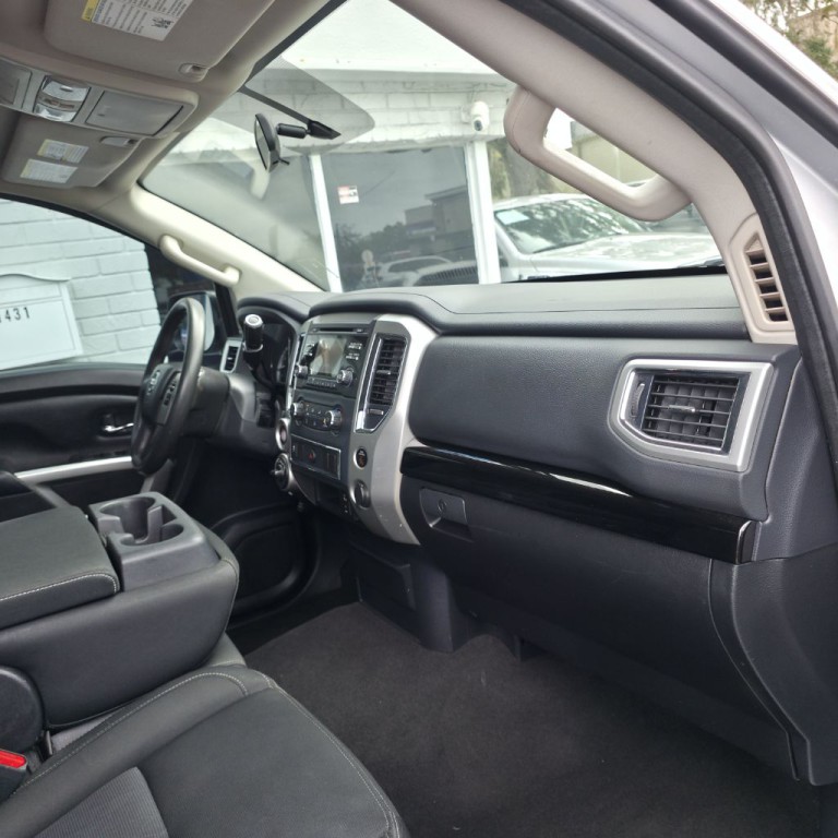 2017 Nissan Titan Image 13