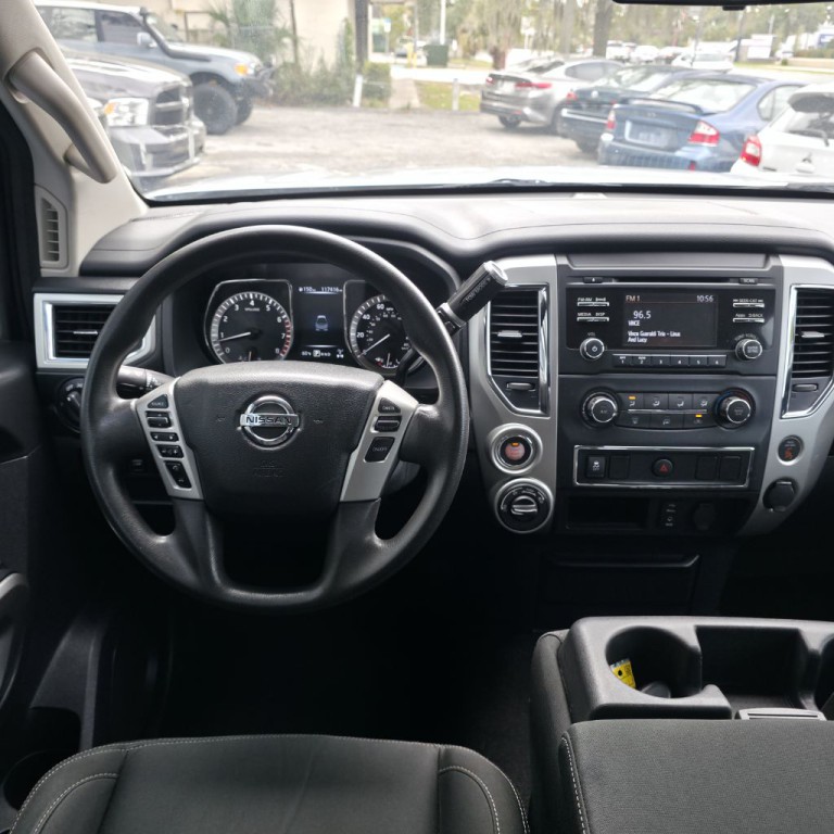 2017 Nissan Titan Image 14