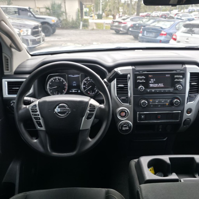 2017 Nissan Titan Image 16