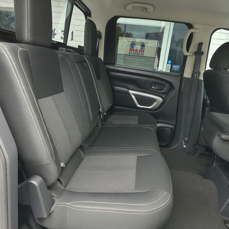 2017 Nissan Titan Image 18