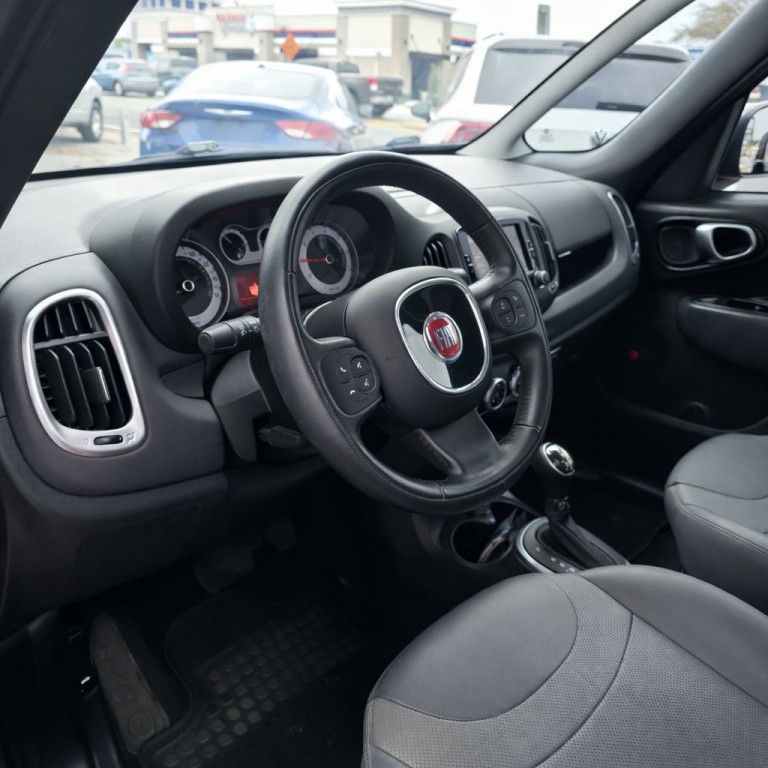 2017 FIAT 500L Image 10
