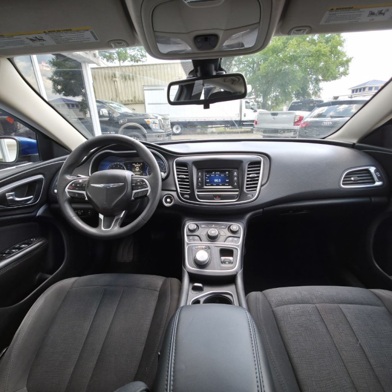 2015 Chrysler 200 Image 9
