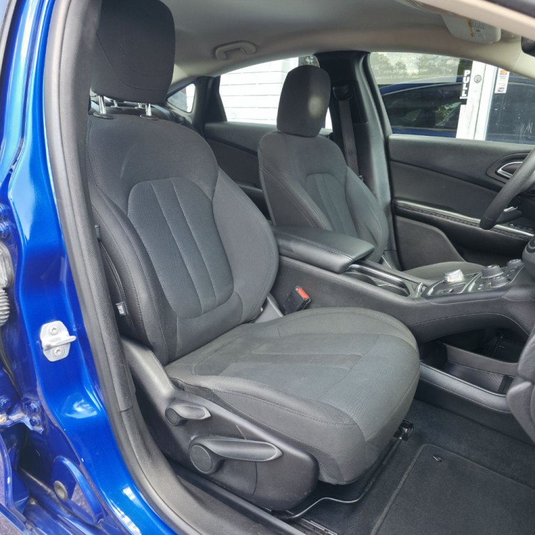 2015 Chrysler 200 Image 10