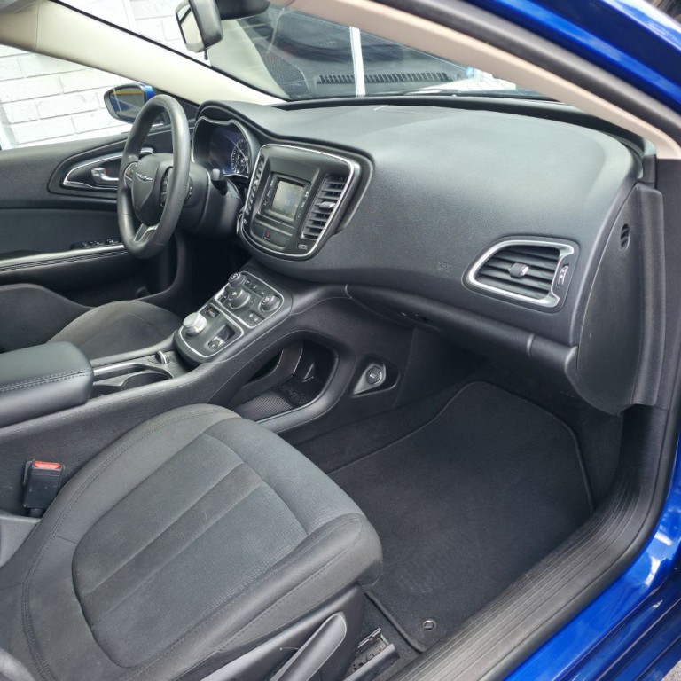 2015 Chrysler 200 Image 11