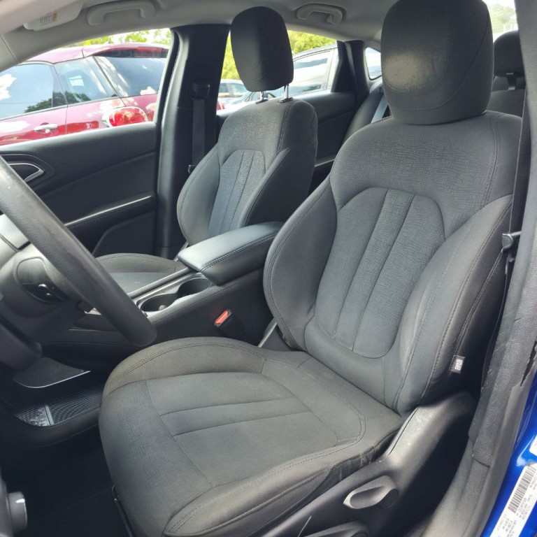 2015 Chrysler 200 Image 12