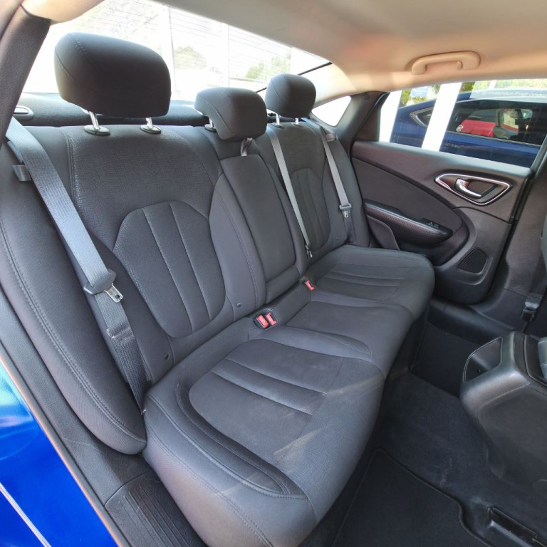 2015 Chrysler 200 Image 16