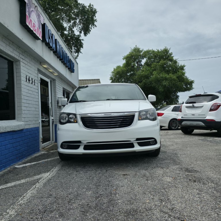 2015 Chrysler Town & Country Image 2