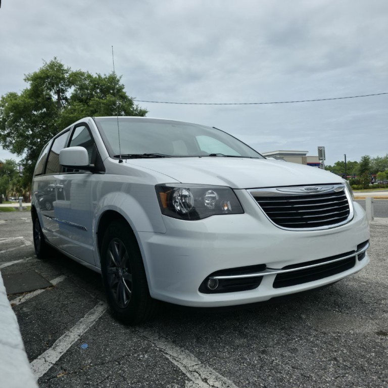2015 Chrysler Town & Country Image 3