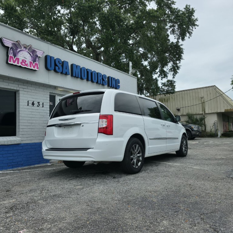 2015 Chrysler Town & Country Image 6