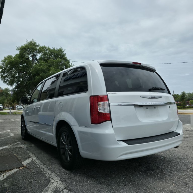 2015 Chrysler Town & Country Image 8