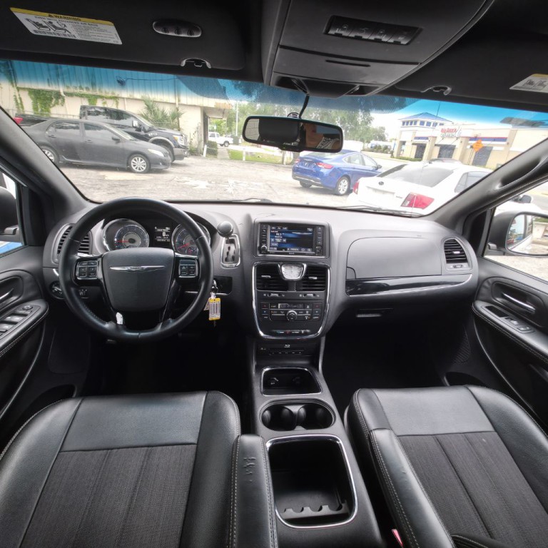 2015 Chrysler Town & Country Image 9