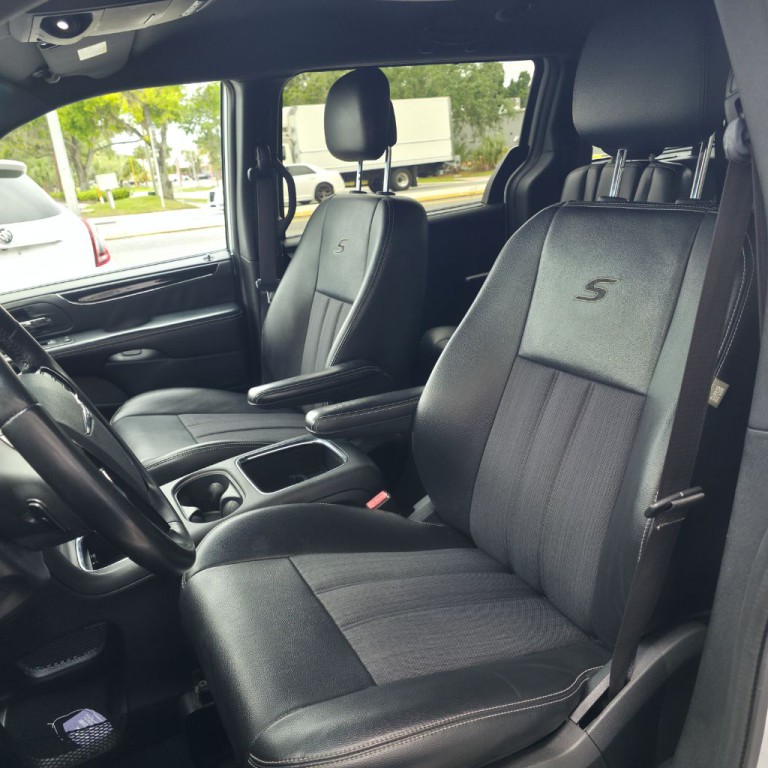 2015 Chrysler Town & Country Image 10