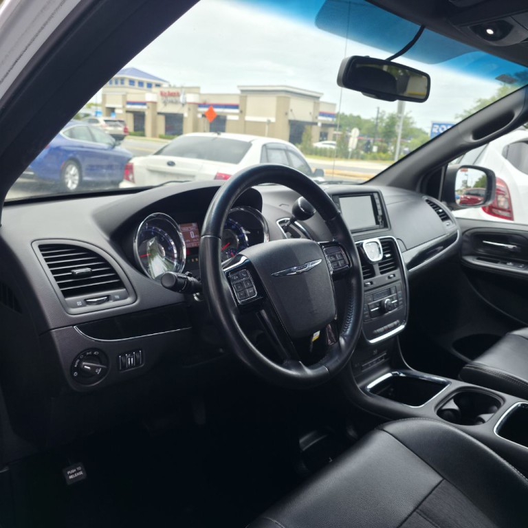 2015 Chrysler Town & Country Image 11