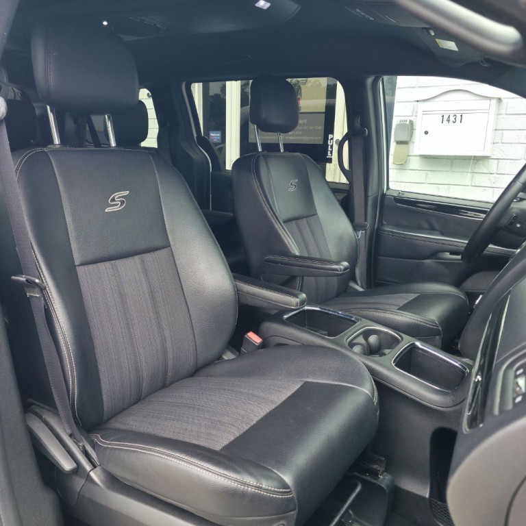 2015 Chrysler Town & Country Image 12