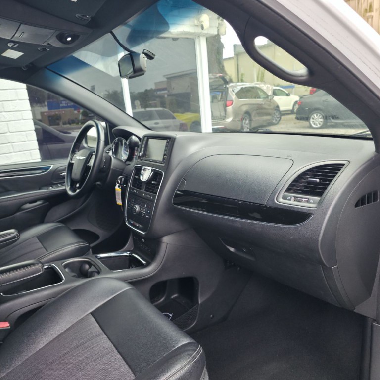 2015 Chrysler Town & Country Image 13