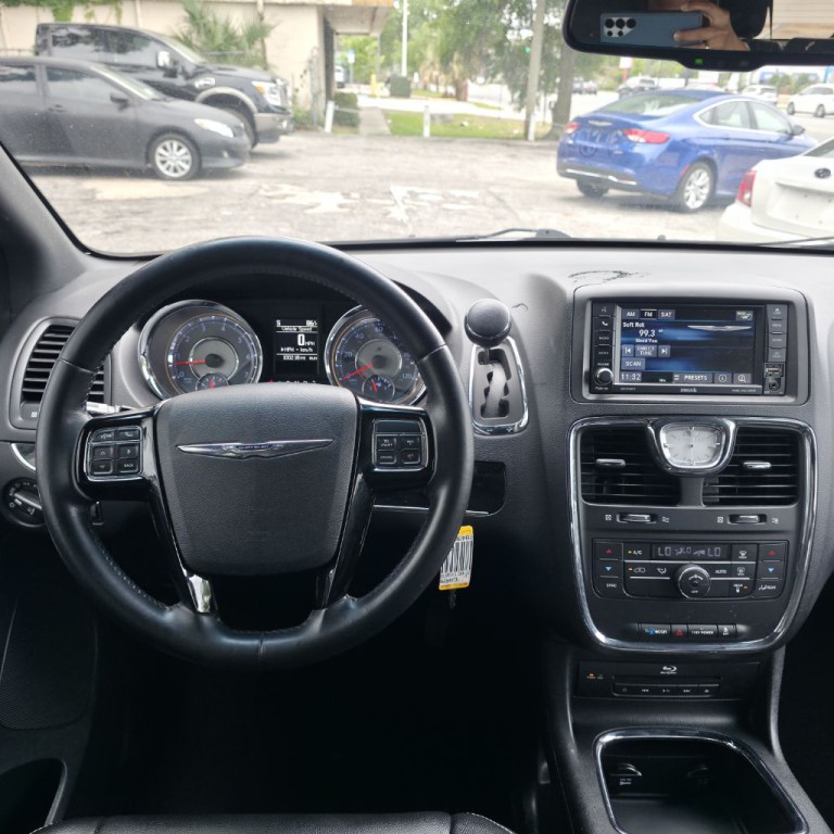 2015 Chrysler Town & Country Image 14
