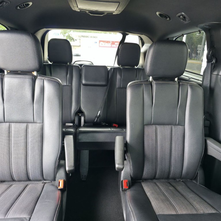 2015 Chrysler Town & Country Image 15