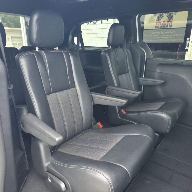 2015 Chrysler Town & Country Image 16