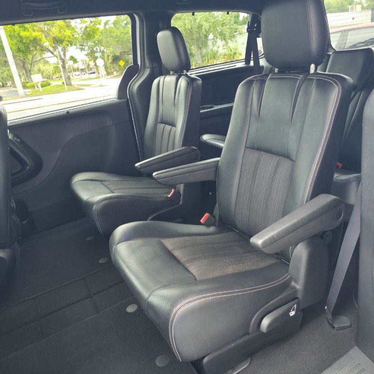 2015 Chrysler Town & Country Image 17