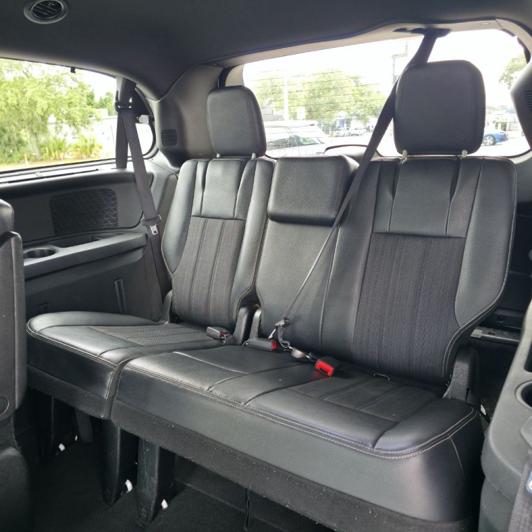 2015 Chrysler Town & Country Image 18