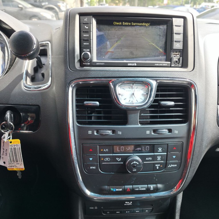2015 Chrysler Town & Country Image 20