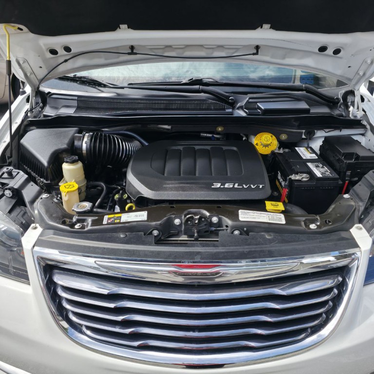 2015 Chrysler Town & Country Image 22