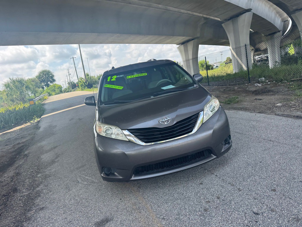 2012 Toyota Sienna Image 2
