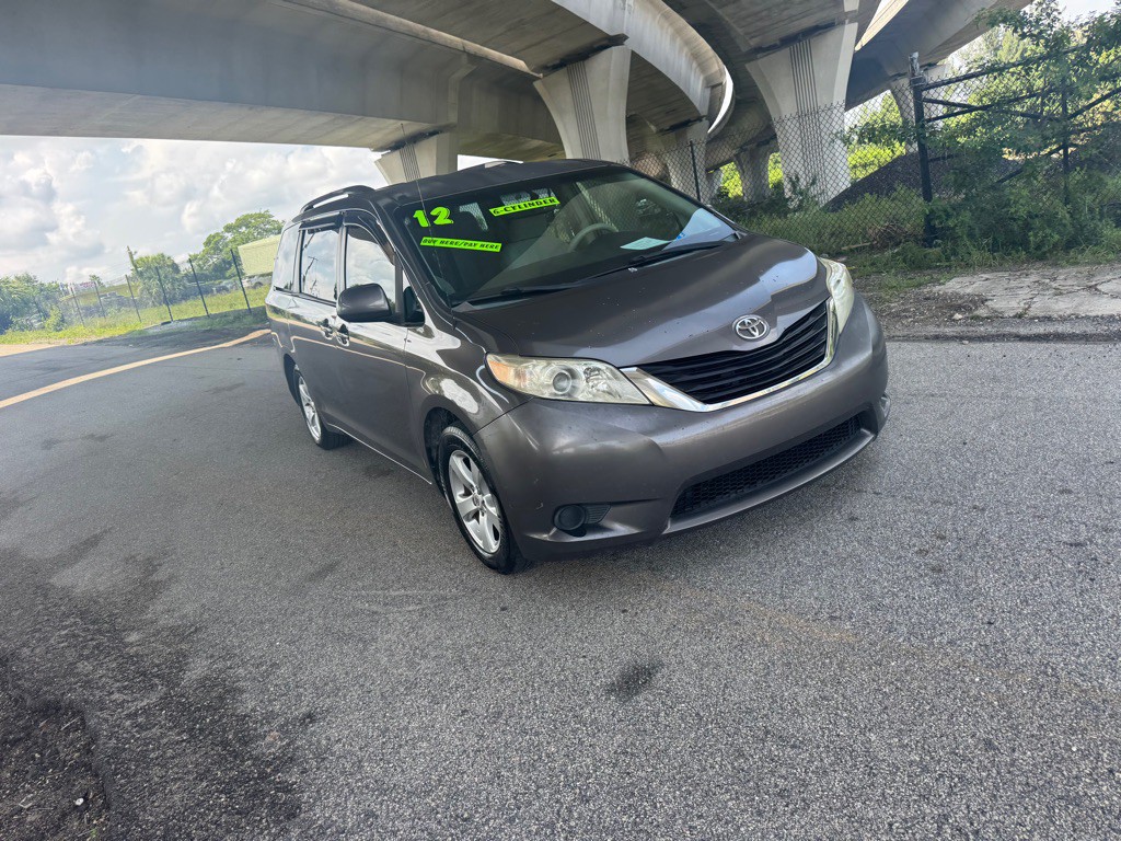 2012 Toyota Sienna Image 3