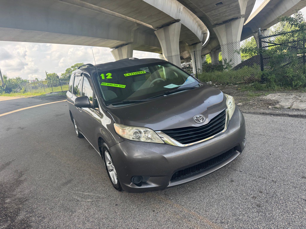 2012 Toyota Sienna Image 4