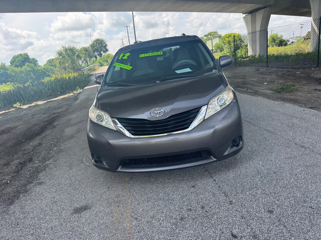 2012 Toyota Sienna Image 7