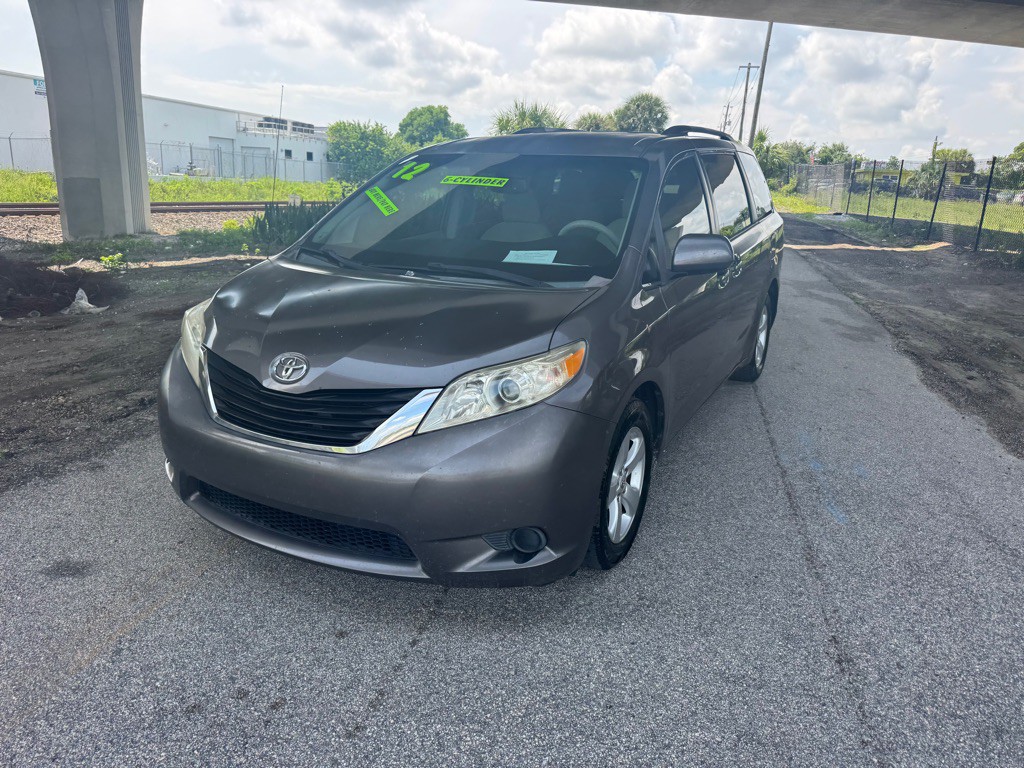 2012 Toyota Sienna Image 8